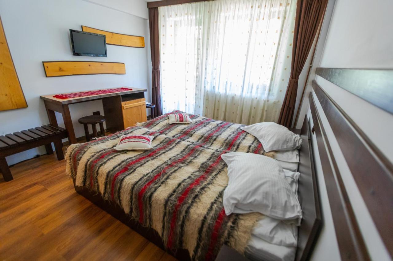 Pensiunea Ciprian Curtea de Argeş Extérieur photo